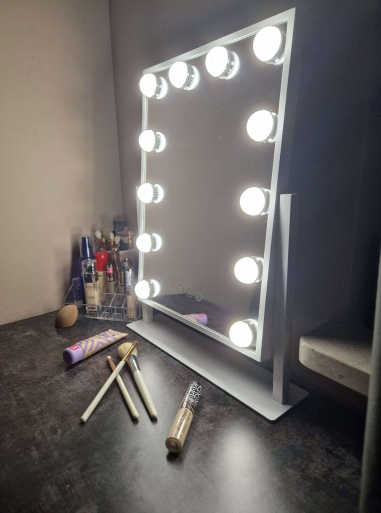 LED kosmētikas spogulis ar USB spuldzēm 30x40cm