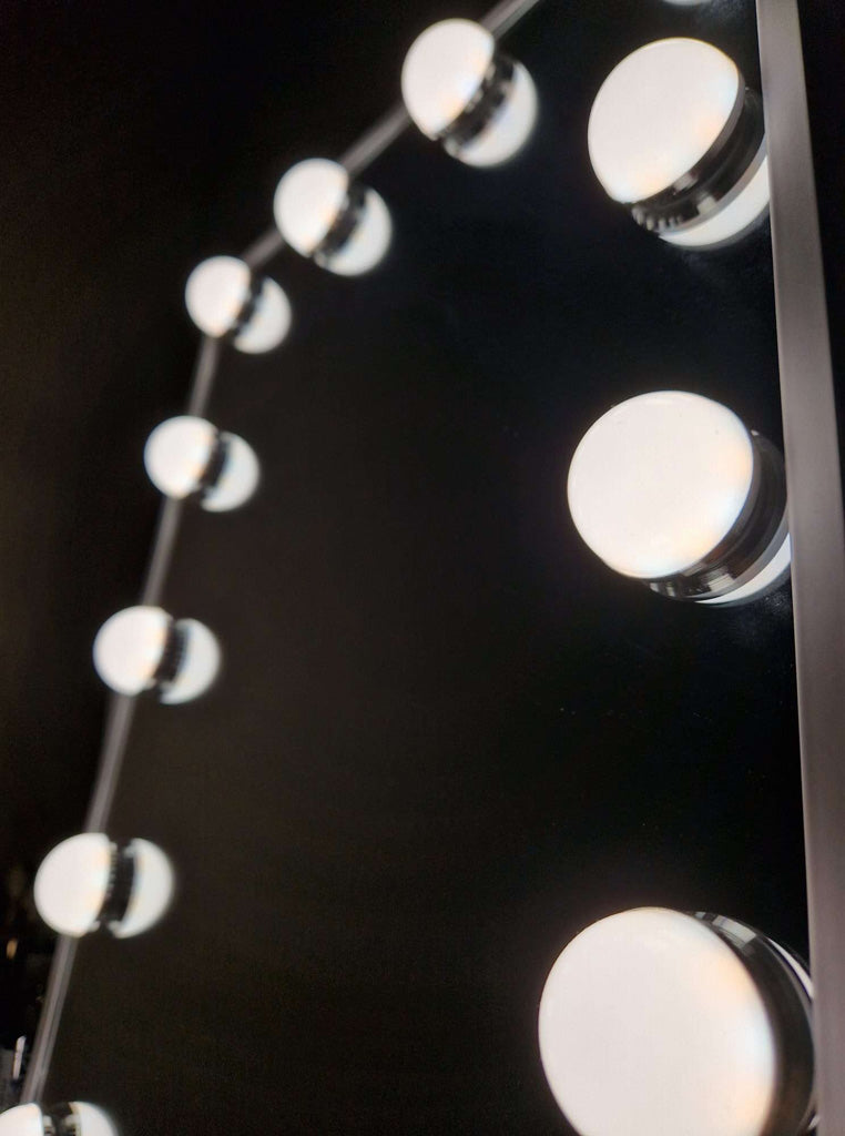 LED kosmētikas spogulis ar USB spuldzēm 30x40cm