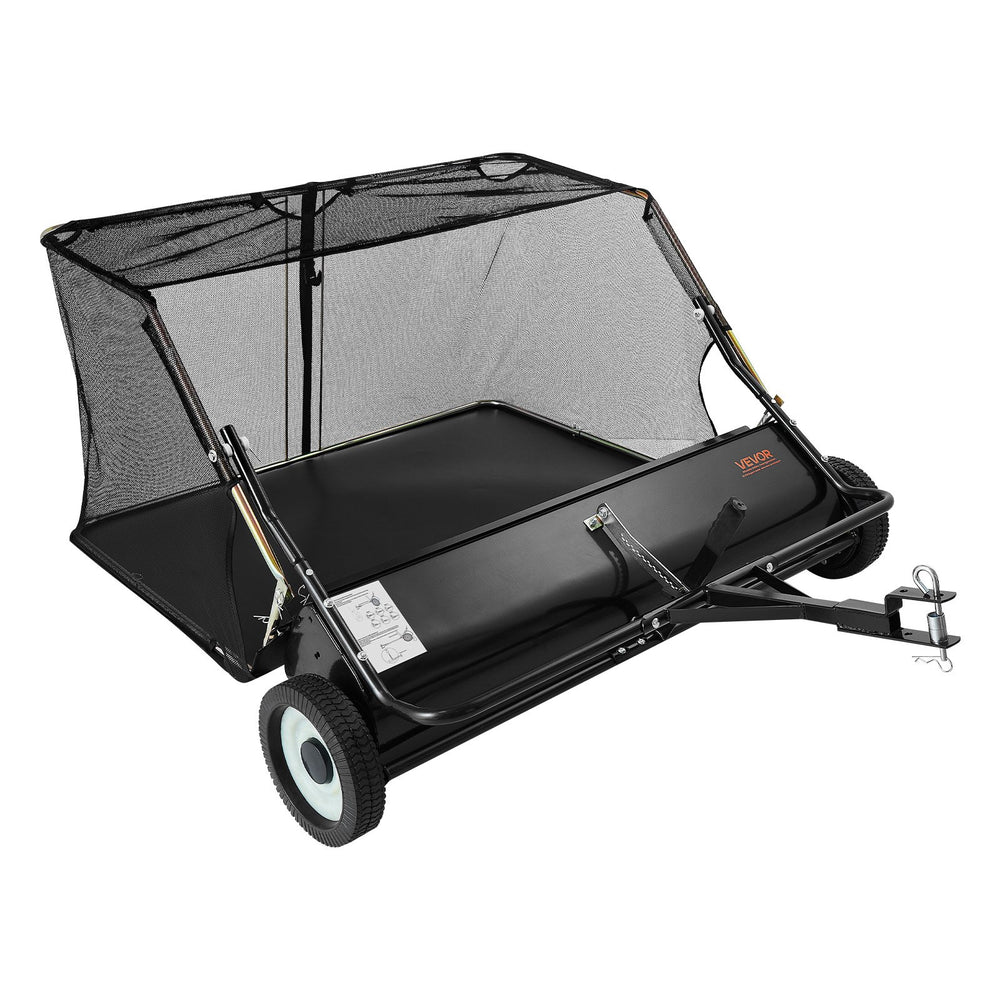 VEVOR Tow Behind Lawn Sweeper, 122cm Pull Behind Yard Sweeper, 26 cu. ft Hopper Bag Capacity, Leaf & Grass Collector with Dumping Rope, Adjustable Sweeping Height, Garden Sweepers for Lawn Farm