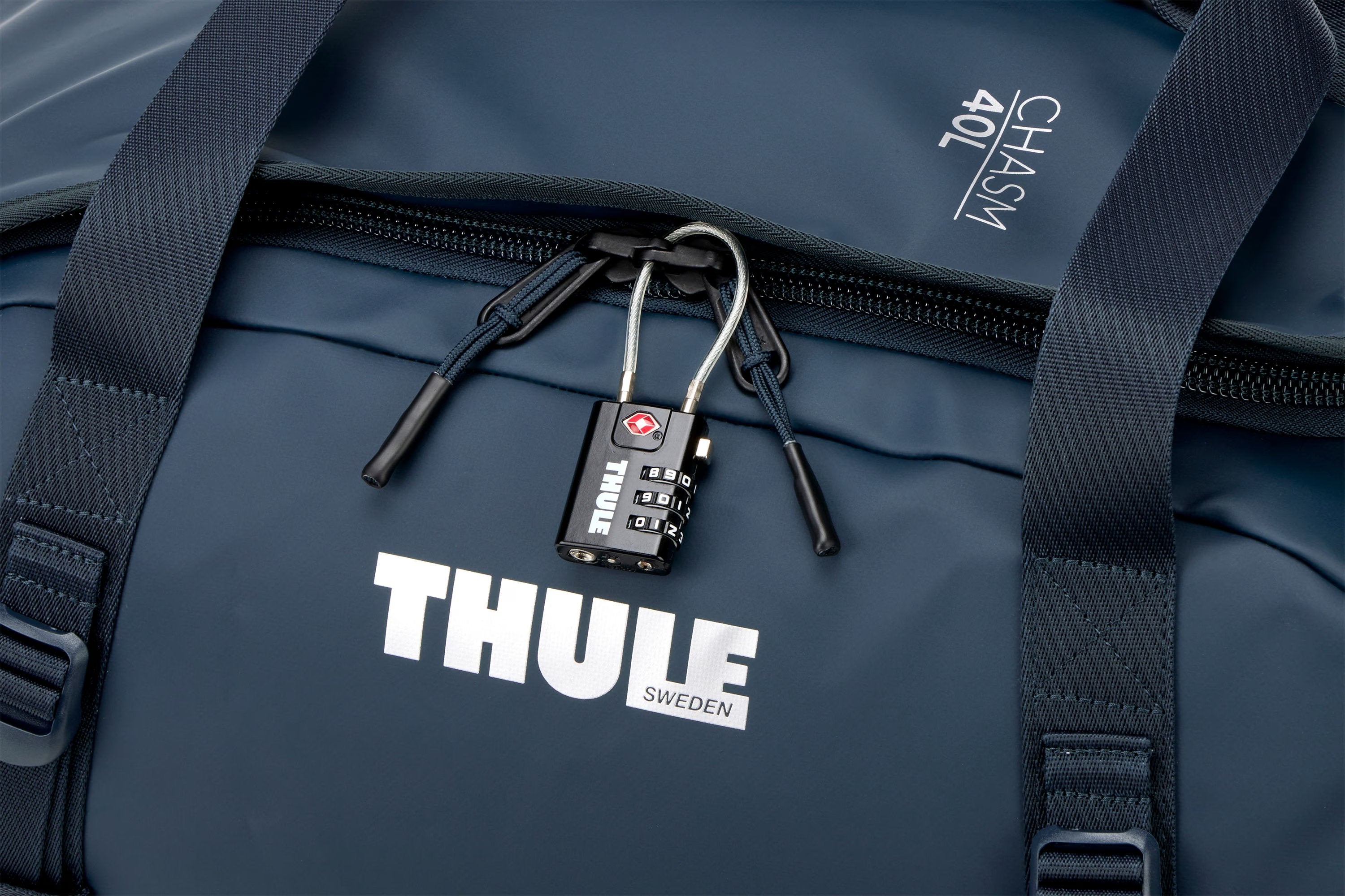 Thule 5590 Chasm 40L duffel bag darkest blue